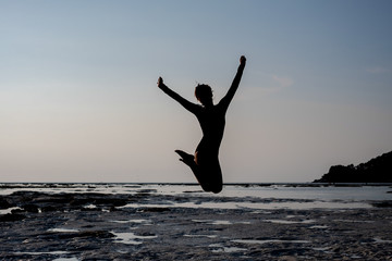 Obraz premium Yoga by woman in silhouette with sunset sky background. Free space for text 