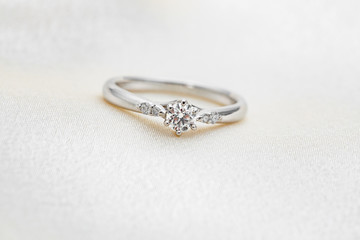 ダイヤモンドの婚約指輪