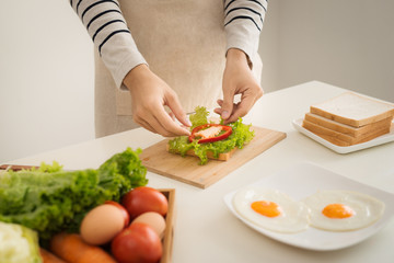 Obraz na płótnie Canvas Hands of man prepare sandwich at home.