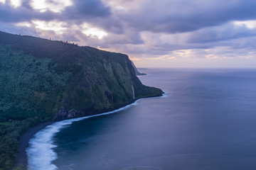 Fototapeta premium Waipio Valley sunset over the ocean