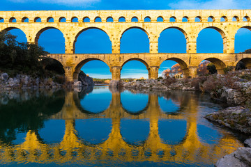 Pont du Gard und seine Reflexion