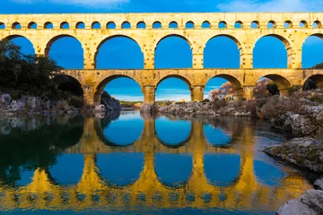 Foto op Plexiglas Pont du Gard Pont du Gard en zijn weerspiegeling