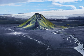 Maelifjell in Sandwüste auf Island, Berg wie ein Vulkan im Hochland  - obrazy, fototapety, plakaty