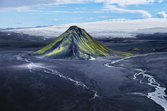 Maelifjell in Sandw&uuml;ste auf Island, Berg wie ein Vulkan im Hochland 