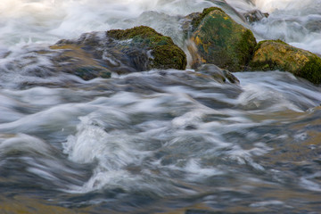 Wasser und Felsen