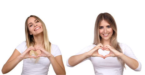 Zwei blonde Frauen lachen und formen mit den Händen ein Herz