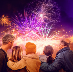 Familie schaut das Feuerwerk an 