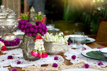 Obraz na płótnie Canvas Thai food table decoration silver ware garland