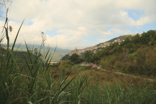 Adagiata su una collina abruzzese Colledimezzo in provincia di Chieti -Italia