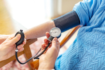 Blutdruckmessung bei einer Rentnerin