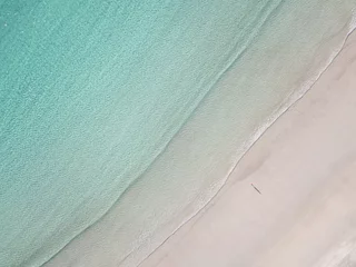 Papier Peint photo Lavable Tendances de la décoration des fenêtres Vue grand angle d& 39 un homme seul sur la plage des Lofoten avec espace pour copie