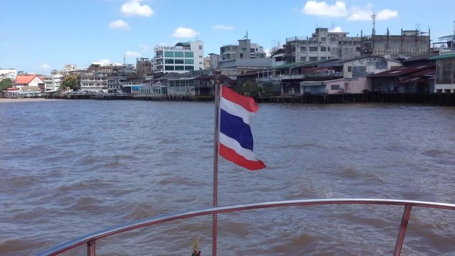 wehende Thailand Fahne auf Fluss in Bangkok