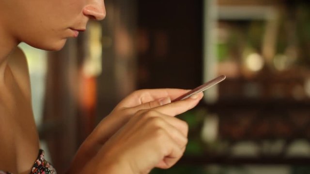 Junge Frau im Bikini feilt ihre Fingern&auml;gel 