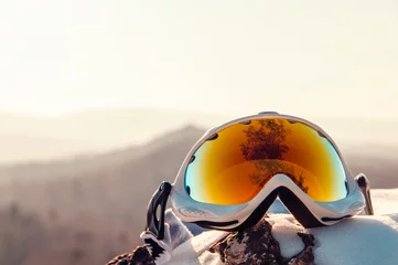 Abwaschbare Fototapete ski goggles on the snow © foras05
