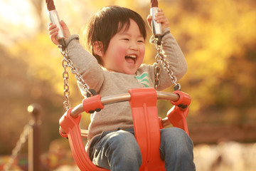 ブランコで遊ぶ男の子