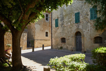 Fototapeta na wymiar Small Old Mediterranean town - lovely Tuscan street in Italy city