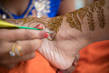 applying henna , bride, Hindu wedding ,Rajasthan, India