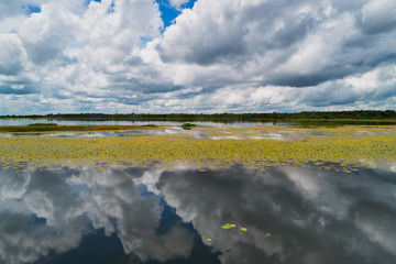 Idyllischer See mit Wolkenspiegelung