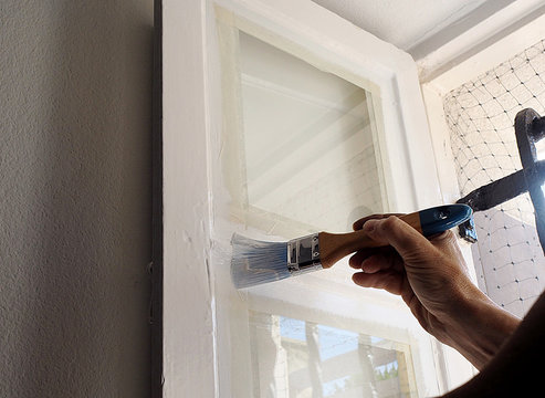 Hombre pintando una ventana