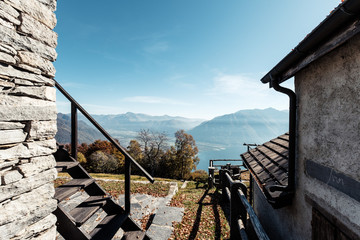 Steinhäuser am Berg Cimetta über Locarno, Lago Maggiore, Tessin, Schweiz.