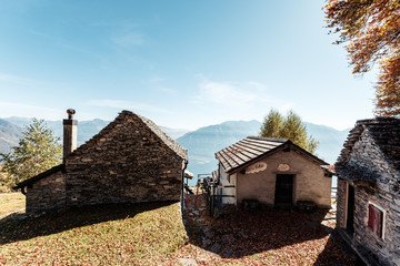 Steinhäuser am Berg Cimetta über Locarno, Lago Maggiore, Tessin, Schweiz.