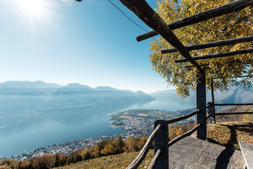 Hüttenterasse am Cimetta über Locarno und Ascona am Lago Maggiore, Tessin, Schweiz.