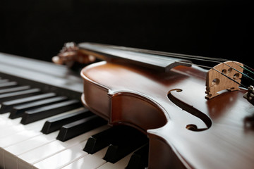 Fototapeta premium Fortepianowa klawiatura z skrzypce, odgórny widok