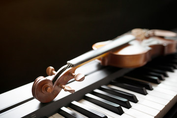 Piano keyboard with violin