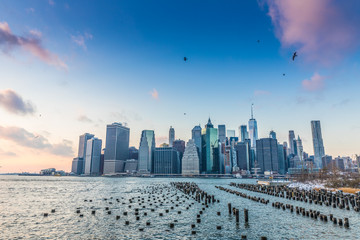 Obraz premium View of Manhattan at sunset from the side of the pier.