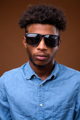 Obraz premium Portrait of young handsome African man wearing sunglasses