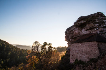Sonniger Blick auf die Umgebung von Burgruine Altdahn