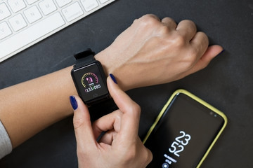 Checking blood pressure using smart watch, monitoring with smartphone 
