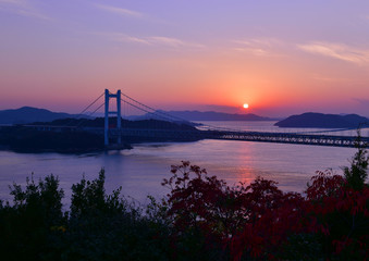 Fototapeta premium 瀬戸内海に沈む夕日と瀬戸大橋