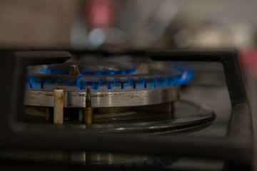 Obraz premium Fire on the gas stove burner. Burner gas stove, concept of energy. Closeup, selective focus
