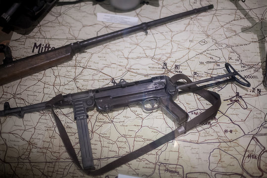 German machine guns MP-40 in the hands of Soviet soldier