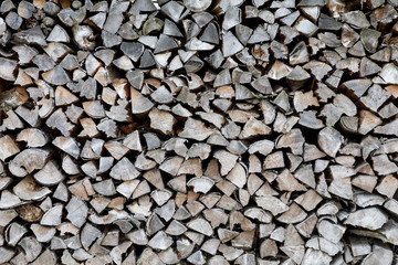 Aufgestapeltes Brennholz