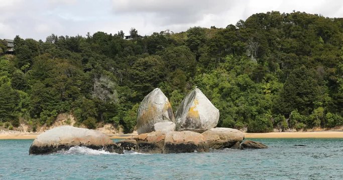 New Zealand famous tourist destination landmark in Abel Tasman National Park. Split Apple Rock Tokangawha, apopular tourist attraction