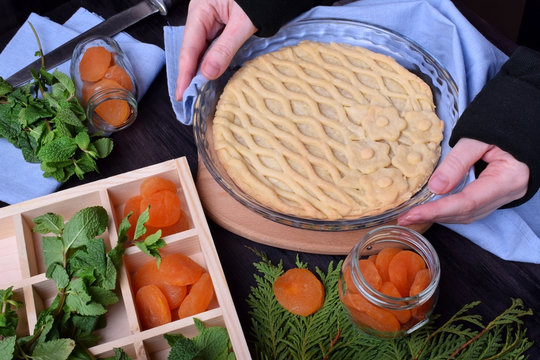 Round pie with dried apricots and topped with lattice pastry