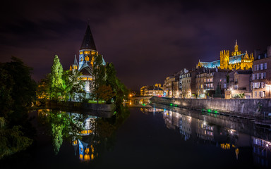 Obraz premium Le temple neuf et la cathedrale de nuit