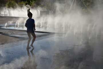 Enfant à la fontaine à brume
