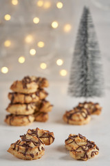 Spritzgebäck mit Lichtern im Hintergrund