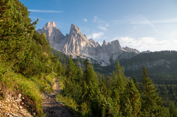 Obraz premium Hiking path toward lake Sorapis in the Italian Dolomites