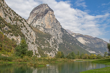 Obraz premium Fluß Sarca mit dem Berg Piccolo Dain