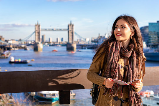Junge Touristin auf einer Städtereise steht vor der Tower Bridge in London