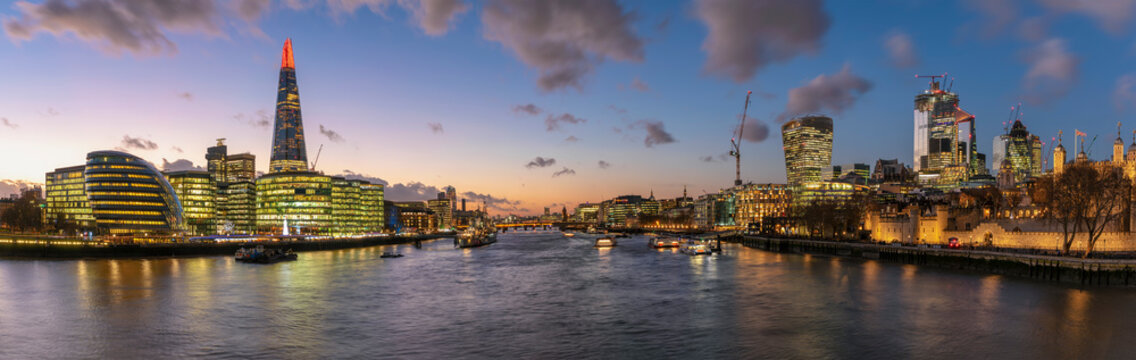 Die beleuchtete Skyline von London an der Themse nach Sonnenuntergang