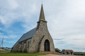 Fototapeta na wymiar Etretat Normandie église chapelle colline falaise France