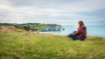 Etretat Normandie falaise fille femme mer océan pont arche France