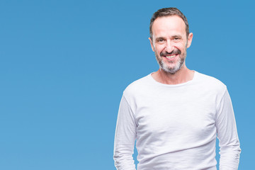 Obraz premium Middle age hoary senior man wearing white t-shirt over isolated background with a happy and cool smile on face. Lucky person.