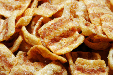Bicoloured wheaten chips