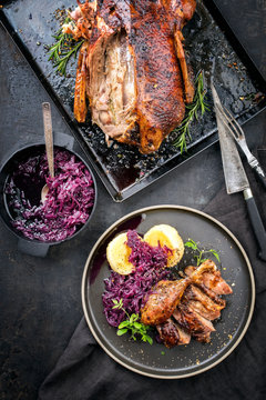 Traditionelle gebratene Weihnachts Ente mit  Kartoffel Kn&ouml;del und Blaukraut als Draufsicht  auf einem Teller